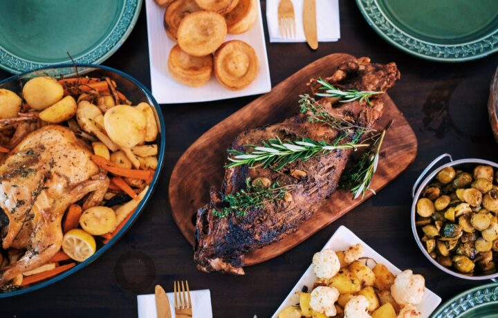 Ein schön gedeckter Tisch schafft ein angenehmes Ambiente für Ihre Dinnerparty